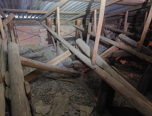 Zateplení stropu rodinného domu pomocí foukané izolace